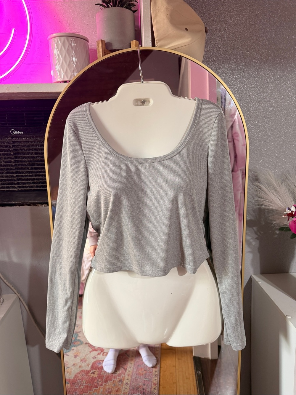 Gray Long-Sleeve Scoop Neck Crop Top - Women
